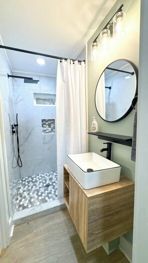 Dusch, hårtork, handdukar och toalettpapper