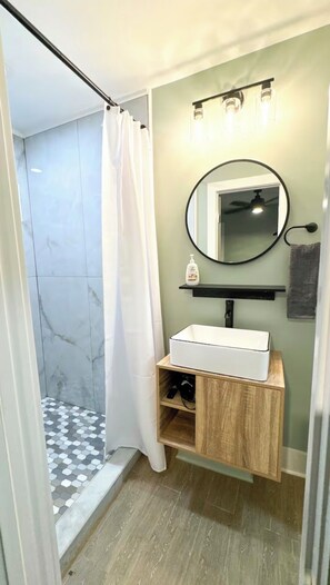 Dusche, Haartrockner, Handtücher, Toilettenpapier