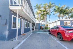 Property grounds - Cozy 1 Bedroom Retreat with Parking (San Diego)