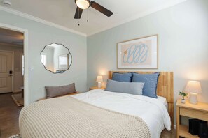 1 bedroom, iron/ironing board, travel cot, WiFi - Cozy 1 Bedroom Retreat with Parking (San Diego)
