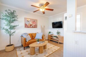 TV, offices - Cozy 1 Bedroom Retreat with Parking (San Diego)