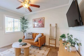 TV, offices - Cozy 1 Bedroom Retreat with Parking (San Diego)