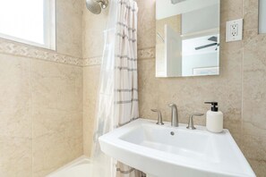 Shower, hair dryer, towels, shampoo - Cozy 1 Bedroom Retreat with Parking (San Diego)