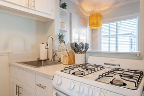 Fridge, oven, stovetop, coffee/tea maker - Cozy 1 Bedroom Retreat with Parking (San Diego)