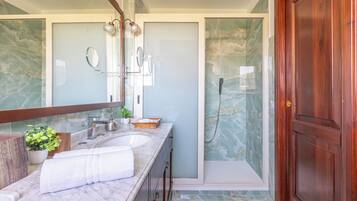 Doccia, asciugacapelli, bidet, asciugamani