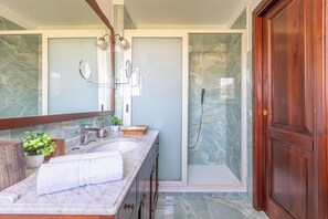 Dusche, Haartrockner, Bidet, Handtücher