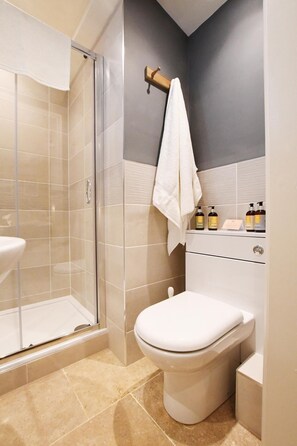 Shower, hair dryer, towels, soap - The Hayloft (Holt Heath)