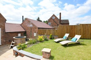 Terrace/patio - The Hayloft (Holt Heath)