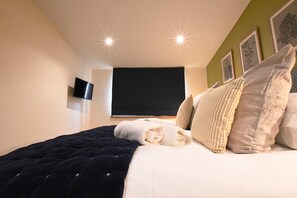 2 bedrooms, iron/ironing board, Internet, bed sheets - The Hayloft (Holt Heath)