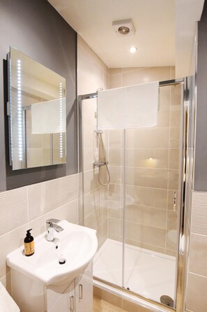 Dusj, hårføner, håndklær og såpe