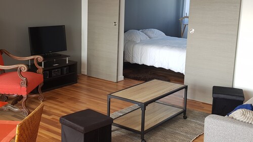 St Malo 100 m from Plage Du Val Rothéneuf, sea view.