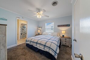3 habitaciones, escritorio y tabla de planchar con plancha 
