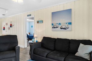 Smart TV, reproductor de DVD, futbolito y libros 