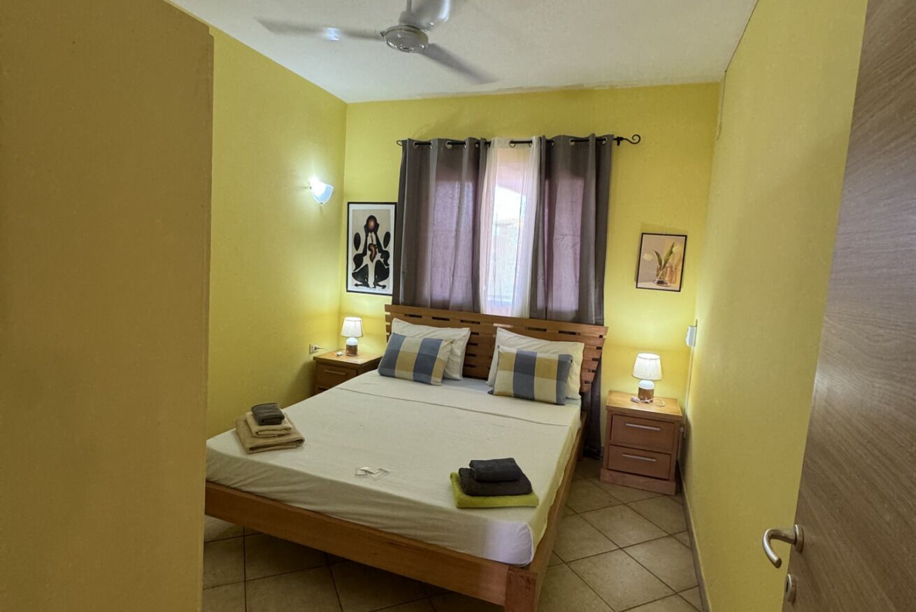 1 habitación y tabla de planchar con plancha 