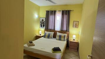 1 habitación y tabla de planchar con plancha