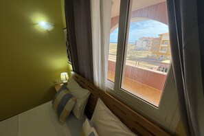 1 habitación y tabla de planchar con plancha 