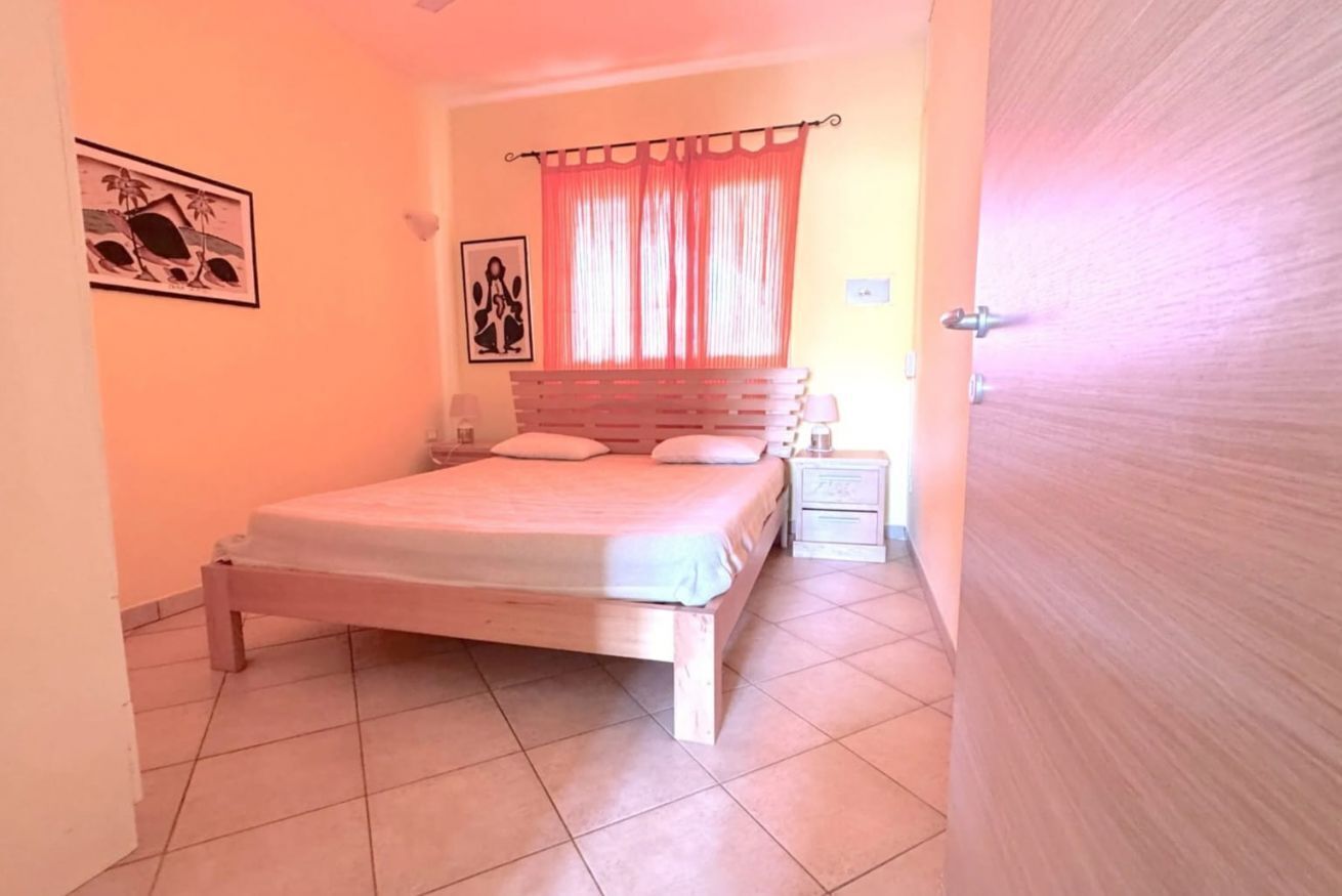 1 habitación y tabla de planchar con plancha 