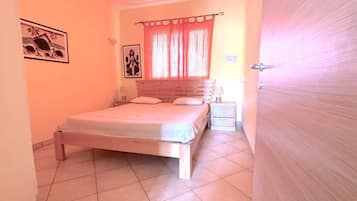 1 habitación y tabla de planchar con plancha