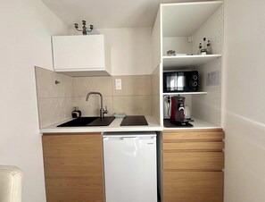 Jääkaappi, mikroaaltouuni, liesi, kahvin-/teenkeitin