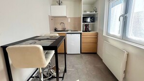 Kaffetrakter/tekoker, kjøleskap, mikrobølgeovn og kokeplater