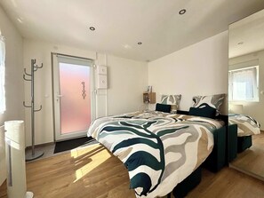 Een strijkplank/strijkijzer, wifi, beddengoed