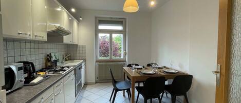 Frigorífic, microones, forn i placa de cuina