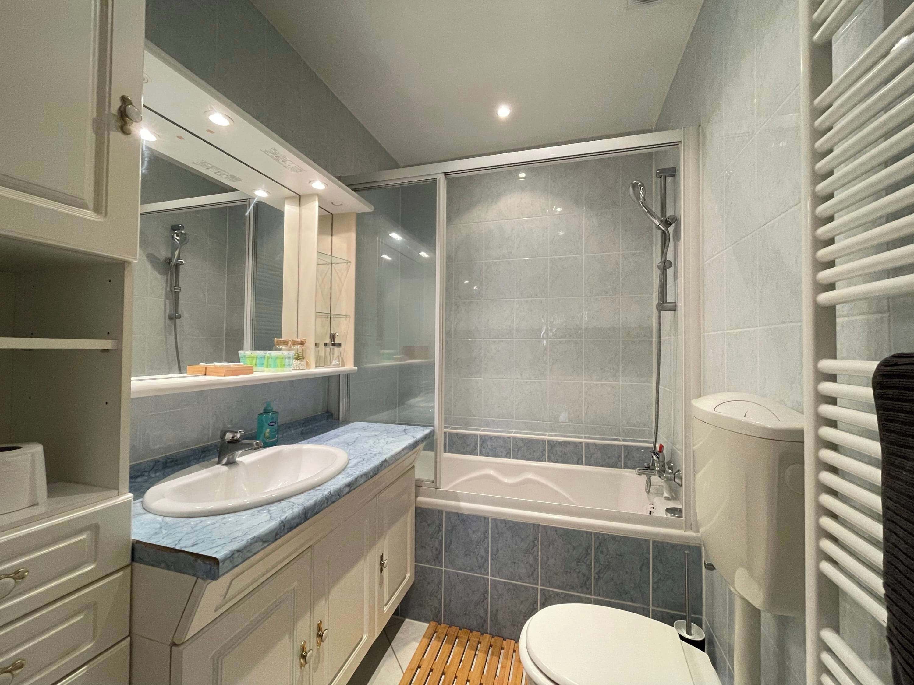Shower, towels, shampoo
