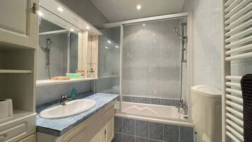 Shower, towels, shampoo