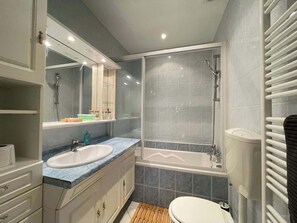 Shower, towels, shampoo