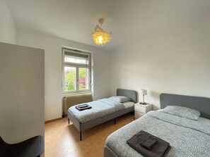 3 bedrooms, desk, travel cot, WiFi