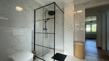 Douche, sĂšche-cheveux, serviettes fournies