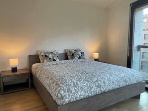 1 bedroom, desk, iron/ironing board, WiFi - Perfect connected to Downtown, Airport & Highway (Basel)
