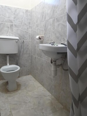 تجهيزات دش، مستلزمات مجانية للعناية الشخصية، مناشف، صابون