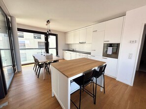 Dining - Perfect connected to Downtown, Airport & Highway (Basel)