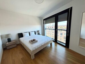 Desk, iron/ironing board, travel cot, WiFi - Perfect connected to Downtown, Airport & Highway (Basel)