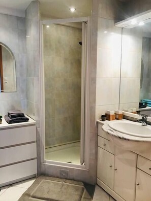 Shower, hair dryer, towels, shampoo