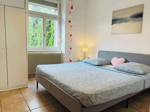 3 makuuhuonetta, silitysrauta/-lauta, vauvan matkasänky, Wi-Fi