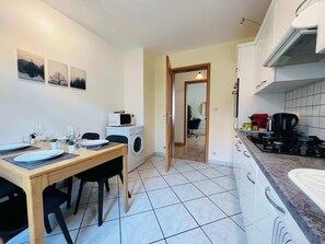 Fridge, oven, stovetop, electric kettle
