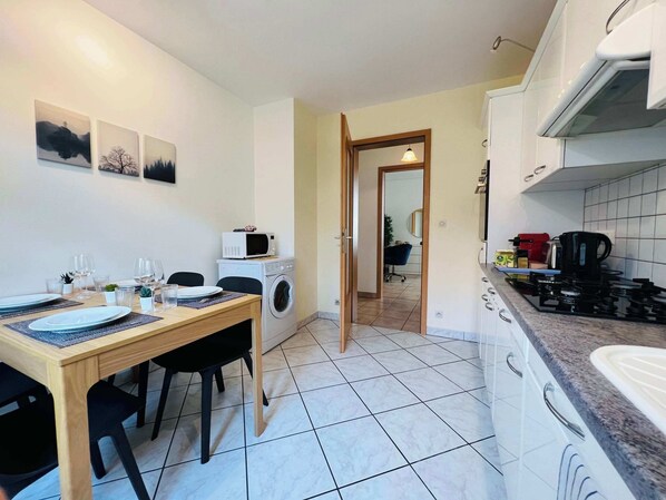 Jääkaappi, uuni, liesi, vedenkeitin