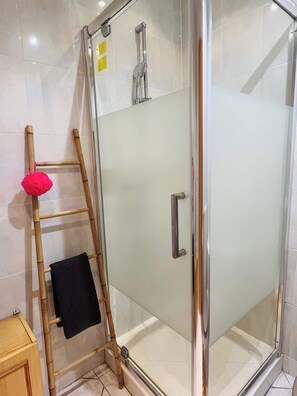 Shower, hair dryer, towels, shampoo