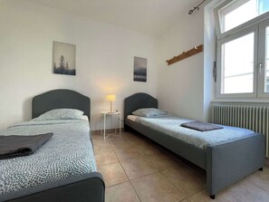 3 makuuhuonetta, silitysrauta/-lauta, vauvan matkasänky, Wi-Fi