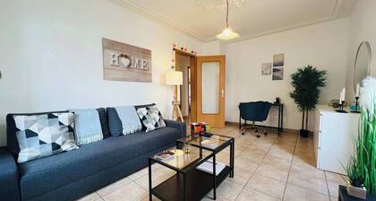 GF Central 2 BR w/ Living room + 5mn from Basel