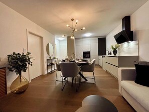 TV, offices - Modern & Peaceful Renovated Apartment in Riehen (Riehen)