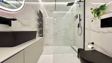 Dusche, Haartrockner, Handtücher, Shampoo