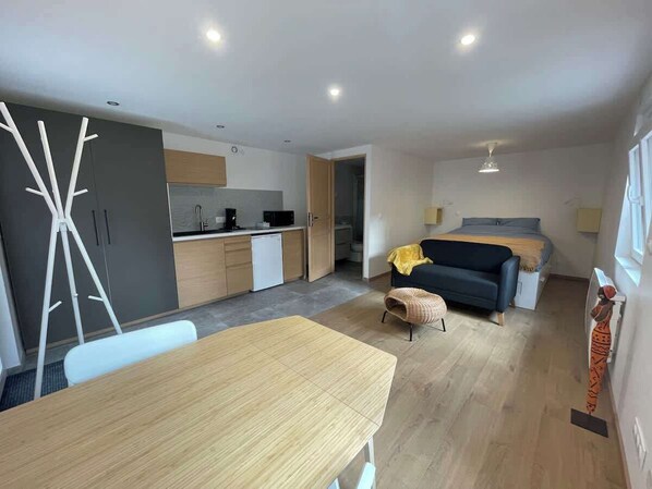 Een modern appartement met keuken, eetruimte en woonkamer.