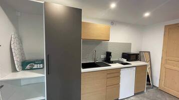 Fridge, microwave, stovetop, coffee/tea maker