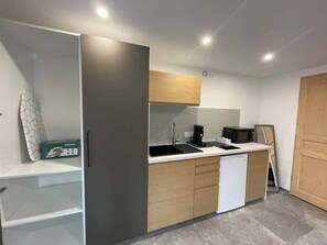 Kühlschrank, Mikrowelle, Herdplatte, Wasserkocher mit Kaffee-/Teezubehör