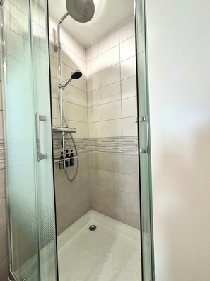 Shower, hair dryer - Cozy Central and quiet area studio near Basel (Saint-Louis)