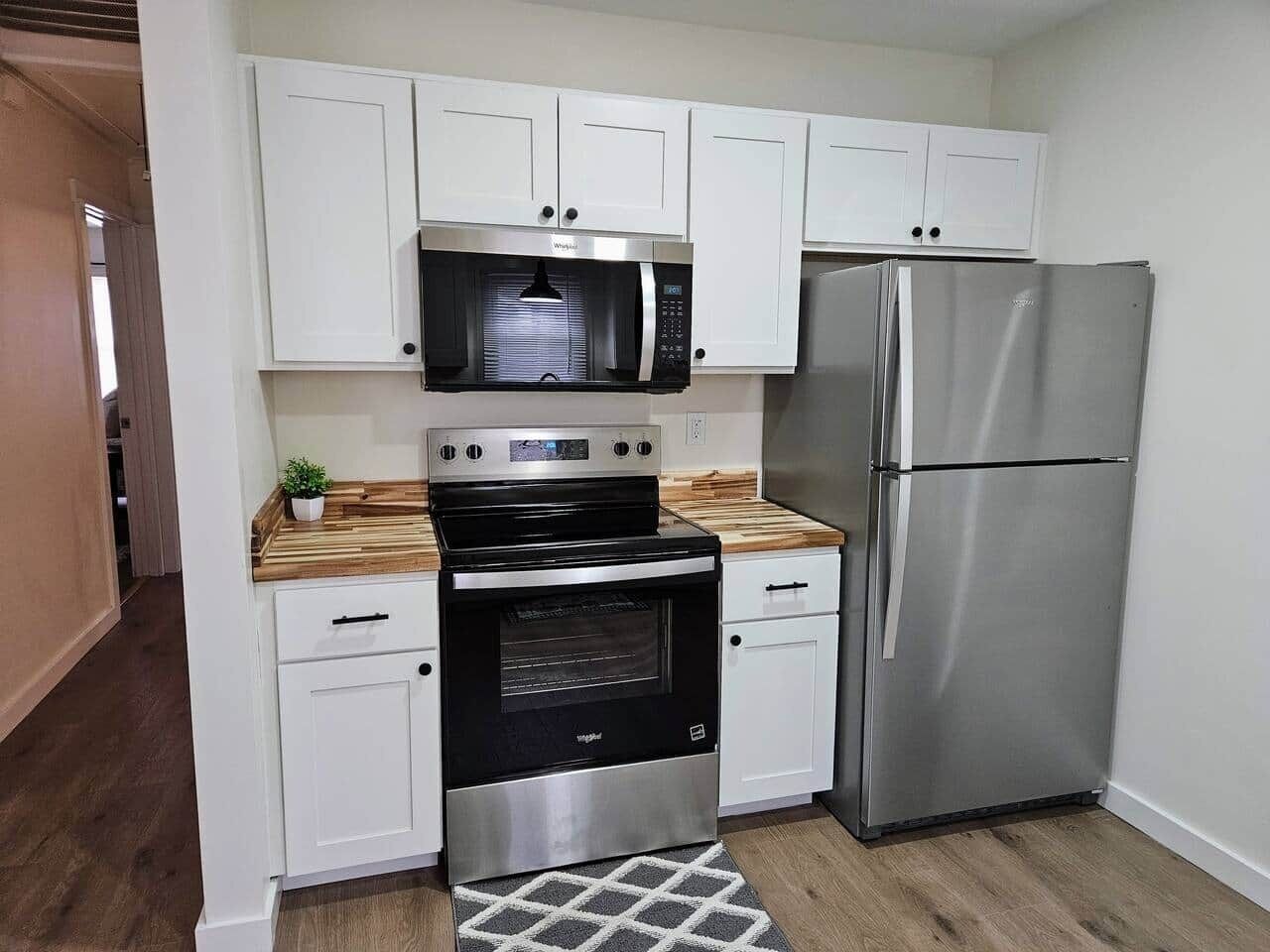 Kjøleskap, mikrobølgeovn, ovn og kokeplater