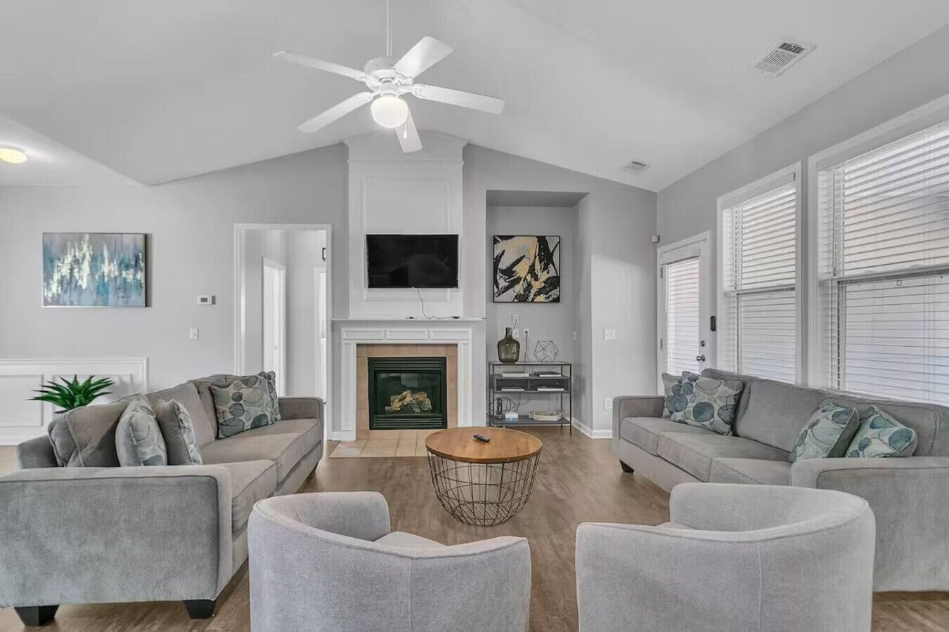 Fernseher, Kamin, Bücher